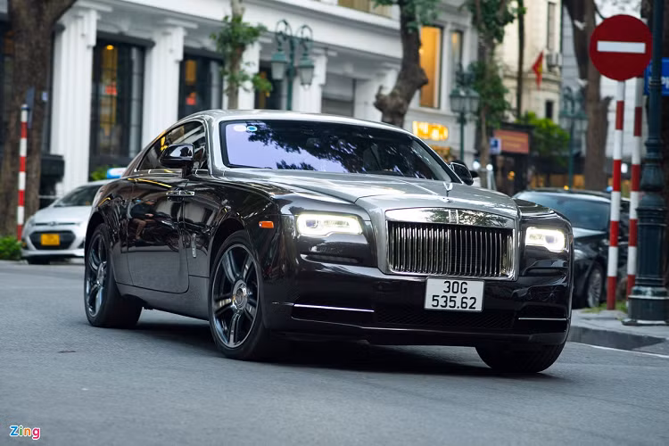 Wraith vẫn giữ những nét đặc trưng của Rolls-Royce như lưới tản nhiệt vuông cỡ lớn, đèn trước hình chữ nhật và cửa mở ngược. Chiếc coupe siêu sang sử dụng động cơ tăng áp kép V12 6.6L, sản sinh công suất 624 mã lực và mô-men xoắn 800 Nm.