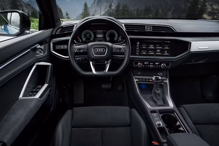 Bên trong, khoang lái giống hệt với Audi Q3 phiên bản thông thường. Những chi tiết nổi bật có thể kể đến như bảng đồng hồ tốc độ 10,25 inch (hoặc 12,3 inch đối với bản cao cấp), màn hình thông tin giải trí 10,1 inch với kết nối Apple CarPlay và Android Auto.