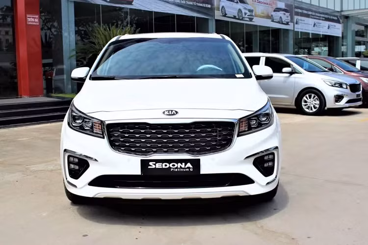 Trong 3 phiên bản trên của Sedona, khách hàng Việt chuộng phiên bản Platinum D giá 1,2 tỷ đồng nhiều nhất vì cân bằng nhiều yếu tố về trang bị tiện nghi, vận hành, giá bán. Bản Luxury tiêu chuẩn cho khách hàng chạy dịch vụ lựa chọn. Bản máy xăng 3.3 Platinum G hơn 1,4 tỷ đồng chỉ số ít khách hàng gia đình mua sử dụng vì thường không thích mùi dầu.