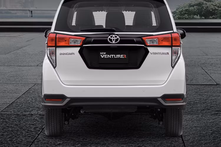 Ở phía sau, thay đổi của Kijang Innova 2021 đến từ thanh nhựa đen bóng nối liền cụm đèn hậu và mảng màu đen ở khu vực biển số. Năm phiên bản của Kijang Innova 2021 đều đi kèm bộ mâm 16 inch 2 tone màu và lốp kích thước 205/65. Phiên bản Venturer sở hữu mâm 17 inch.