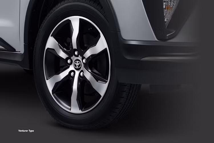 Kijang Innova 2021 được phân phối với 5 phiên bản, gồm G, G Luxury, V, V Luxury và Venturer. Tùy chọn động cơ xăng có trên cả 5 phiên bản trong khi động cơ diesel là tùy chọn trên bản G, V và Venturer. Nội thất của Kijang Innova 2021 gồm màn hình trung tâm 8 inch, kết nối Bluetooth, USB, màn hình đa thông tin 4,2 inch trong bảng đồng hồ. Các trang bị an toàn gồm 7 túi khí, phanh ABS/EBD, cân bằng điện tử, hỗ trợ khởi hành ngang dốc...