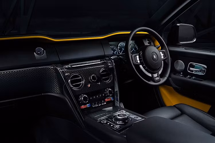 Khoang nội thất Rolls-Royce Cullinan độ phong cách Black Badge vẫn như ban đầu. Theo đó, khoang lái của xe vẫn sử dụng những vật liệu cao cấp như da bò ở bảng táp-lô, ghế xe, táp-li. Mặc dù kích thước tổng thể lớn nhưng Cullinan chỉ có 4 ghế ngồi phong cách thương gia, các vị trí ghế đều có bệ tỳ tay ốp gỗ Veneer tạo thành những đường vân ấn tượng.