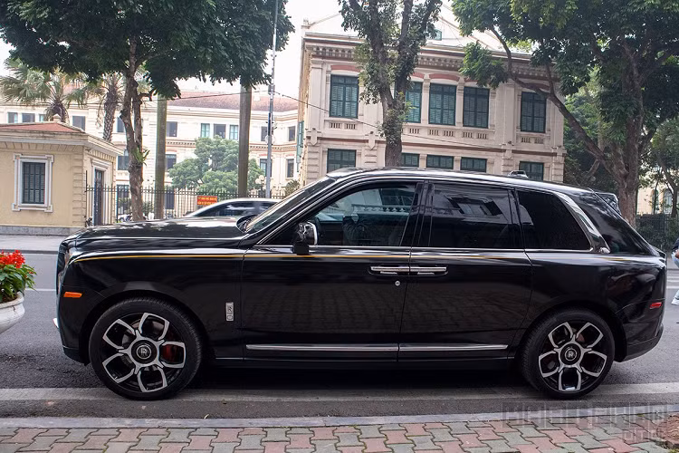 Giá xe Rolls-Royce Cullinan tại Việt Nam khi mới được đưa về nước được đại lý tư nhân chào bán ở mức 41 tỷ đồng nhưng theo thông tin mới thì xe nhập khẩu chính hãng trong năm nay chỉ còn khoảng 32 tỷ đồng.