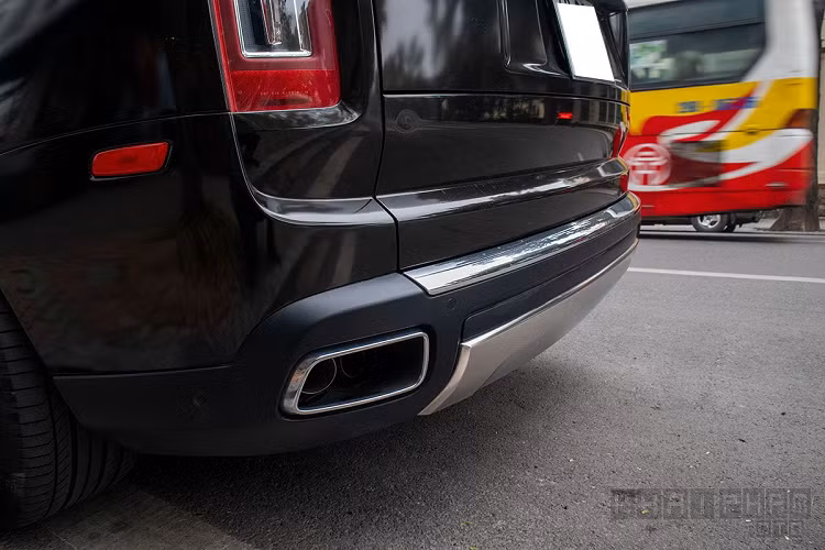 Ngoài những thay đổi trên, chiếc Rolls-Royce Cullinan độ phong cách Black Badge vẫn được giữ nguyên thiết kế cơ bản. Theo đó, xe có số đo "3 vòng" chiều Dài x Rộng x Cao lần lượt là 5.341 x 2.164 x 1.835 (mm), chiều dài cơ sở đạt 3.295mm, trọng lượng không tải 2.660kg.