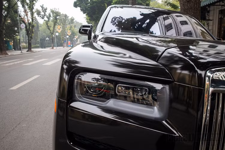 Đặc biệt, phong cách mở cửa của Rolls-Royce Cullinan vẫn đặc trưng và hoàn toàn tự động với thao tác vuốt tay nắm cửa hoặc ấn nút bên trong. Ngoài ra, đuôi xe là cụm đèn hậu LED thiết kế rất gọn gàng, cửa cốp mở kiểu vỏ sò và xe có thể nâng hạ gầm với nút bấm ở cốp. Theo thông tin từ nhà sản xuất, Rolls-Royce Cullinan có thể hạ gầm tối đa 40 mm.