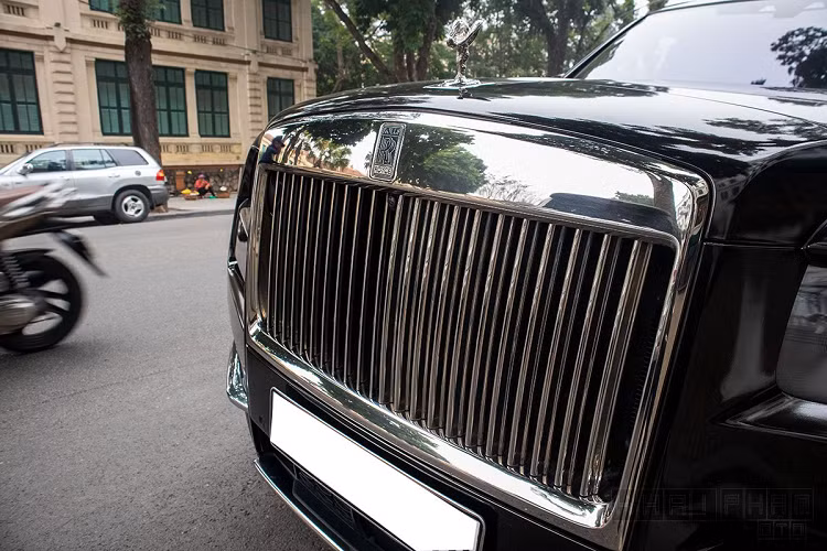 Chính vì chưa thể sở hữu Rolls-Royce Cullinan Black Badge nguyên bản nên để tạo phong cách khác biệt cho chiếc xe của mình, chủ nhân đã thay "áo mới" cho Rolls-Royce Cullinan. Được biết, chiếc SUV Rolls-Royce Cullinan được độ lại phong cách Black Badge có màu ngoại thất Trắng nguyên bản và là chiếc Cullinan đầu tiên về nước hồi tháng 5/2019.