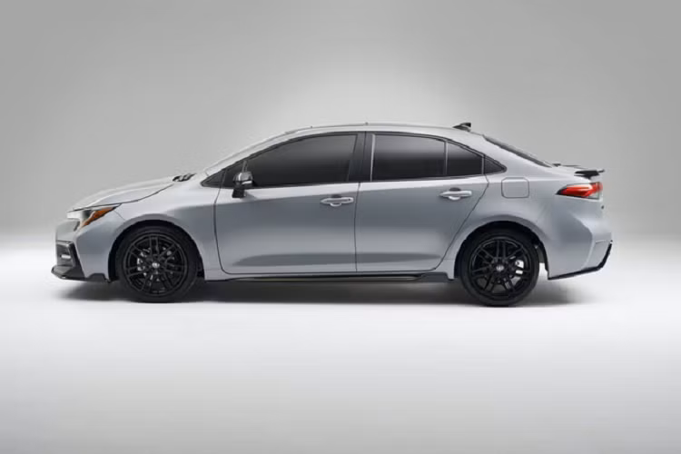 Theo Toyota, Corolla Apex Edition 2021 được phát triển dựa trên nền tảng TNGA-C mới với nhiều tinh chỉnh như hệ thống treo đa liên kết thường tìm thấy trên những mẫu xe đua có thể hạ thấp khoảng sáng gầm xe 15.2 mm. 