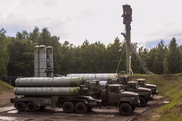Sau khi xác nhận mục tiêu, xe chỉ huy gửi lệnh bắn tới radar điều khiển hỏa lực. Ngay sau đó, các xe phóng ở tình trạng sẵn sàng, với khoảng cách đến mục tiêu phù hợp nhất sẽ nhận lệnh khai hỏa tên lửa vào mục tiêu.