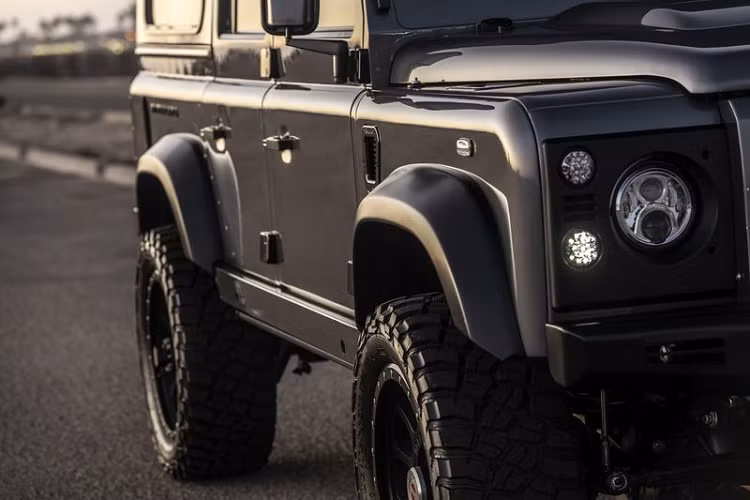 Ngoài ra, Himalaya đã cung cấp nhiều chiếc Defender có gói độ "rẻ hơn" với giá từ 115.000 USD (khoảng 2,66 tỷ đồng).