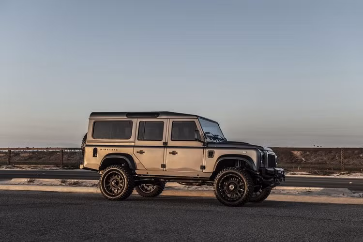 Tất nhiên, để có được một chiếc Land Rover Defender mạnh nhất, khách hàng cũng phải bỏ ra số tiền tương xứng, khoảng 250.000 - 300.000 USD (t ương đương 5,78 đến 6,94 tỷ đồng).