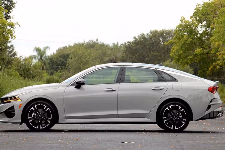 Riêng giá xe Kia K5 2021 biến thể đầu bảng GT kha cao là 30.490 USD (tương đương 707 triệu đồng). Khi trang bị đầy đủ các tùy chọn, xe có giá chạm đỉnh lên đến 37.950 USD (879 triệu đồng).