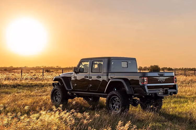 Nhà sáng lập công ty, John Hennessey nói về trải nghiệm này: "Trải nghiệm trên một chiếc Jeep Gladiator 1000 mã lực trên cồn cát là một điều rất khác biệt. Maximus 1000 là một chiếc xe rất đặc biệt trong mọi điều kiện lái xe, cả on-road lẫn off-road”.