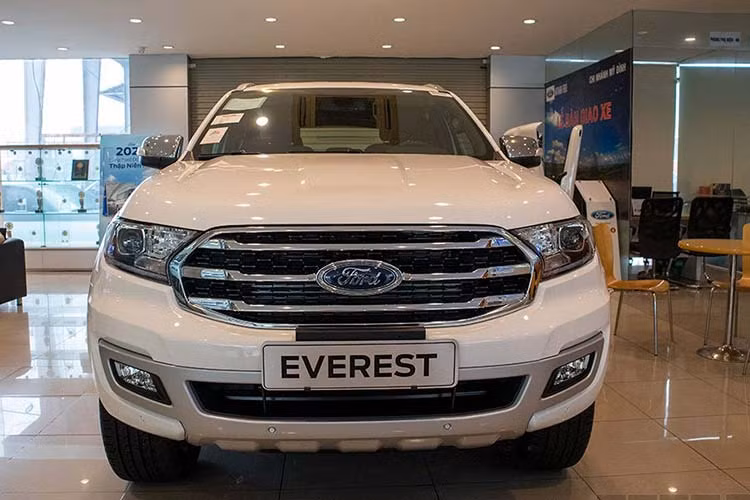 Bên cạnh đó, những trang bị an toàn tiêu chuẩn của Everest 2020 cũng khiến các đối thủ "thèm khát" như: Hệ thống cảnh báo lệch làn, Hệ thống hỗ trợ giữ làn, Hệ thống chống ồn chủ động, Hệ thống cảnh báo phương tiện cắt ngang phía sau, Hệ thống cân bằng điện tử, Hệ thống hỗ trợ khởi hành ngang dốc, Kiểm soát đổ đèo, Hệ thống cảnh báo điểm mù, Hệ thống kiểm soát đa địa hình, Hệ thống chống trộm bằng cảm biến nhận diện xâm nhập, Camera lùi 2 góc nhìn, Cảm biến trước sau, 7 túi khí an toàn.