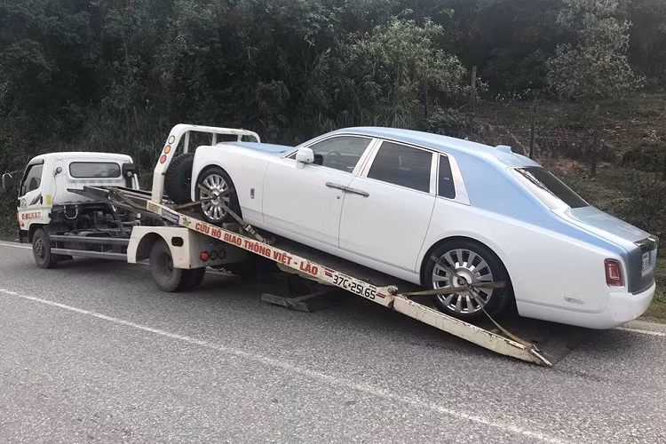 Rolls-Royce Phantom thế hệ thứ 8 mang biển Lào mới có mặt tại Việt Nam có ngoại thất phối đến 3 tông màu chính. Đầu tiên là nửa thân dưới của xe sơn màu trắng. Ngoài ra là nắp capô, trần và cốp khoang hành lý có màu xanh nhạt. Cuối cùng là các chi tiết như lưới tản nhiệt, viền hốc gió trước và thanh ngang đèn hậu phối màu xanh dương.