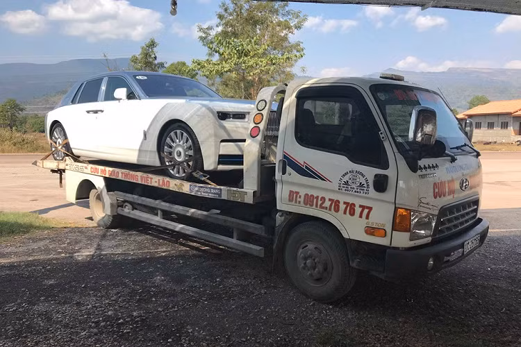 Rolls-Royce Phantom VIII sử dụng khối động cơ V12, tăng áp kép, dung tích 6,75 lít, tạo ra công suất tối đa 563 mã lực, mạnh hơn 110 mã lực so với thế hệ thứ 7 và mô-men xoắn cực đại đạt 900 Nm, tăng 180 Nm so với thế hệ cũ.