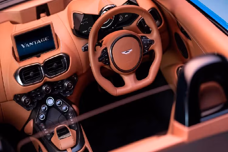 Tuy nhiên, sức hút của Vantage Roadster không chỉ đến từ tốc độ khủng khiếp trên đường thẳng. Mẫu convertible này được trang bị thêm thanh giằng cũng như thừa hưởng hệ thống treo thích ứng, hệ thống kiểm soát lực kéo và bộ vi sai cầu sau điện tử từ người anh em coupe. Chưa hết, Aston Martin Vantage Roadster 2021 còn xuất hiện với 3 chế độ lái bao gồm: Sport, Sport + và Track.