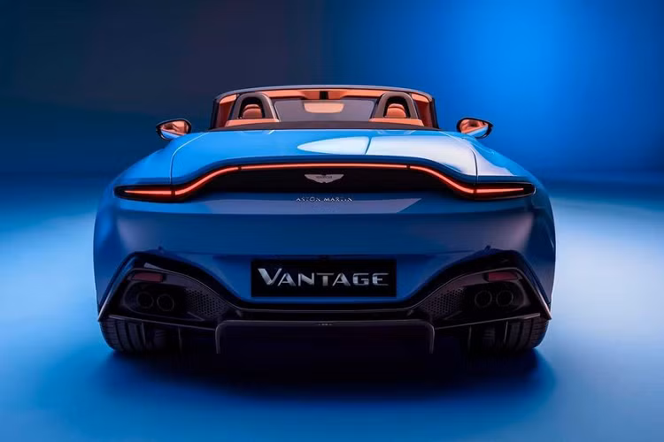 Nhờ cơ chế mái gập "Z-Fold" độc đáo và siêu nhẹ, trọng lượng tổng thể của Vantage Roadster chỉ tăng 60 kg so với người anh em mui cứng. Thú vị hơn, quy trình đóng – mở mui của Vantage được công bố là “nhanh gọn” nhất thế giới nếu so sánh với bất kỳ chiếc xe nào đang bày bán. Với tốc độ lên tới 50 km/h, hệ thống chỉ cần 6,7 giây để thu gọn mui xe và 6,8 giây để phủ kín toàn bộ tấm trần. Đề cập tới tốc độ, Vantage Roadster có khả năng đạt tốc độ tối đa ở mức 306 km/h.