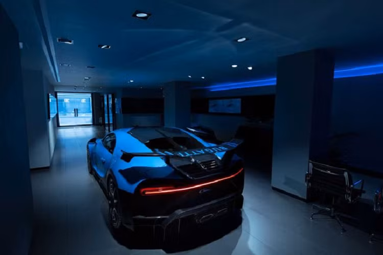 Chiron Pur Sport vẫn sử dụng khối động cơ W16 8.0L với bốn bộ tăng áp, sản sinh ra công suất tối đa 1.479 mã lực nhưng đã được tinh chỉnh lại về hiệu suất hoạt động ở các dải vòng mua máy. Cụ thể, vòng tua máy tối đa của bản Pur Sport đã được tăng thêm 200 vòng/phút và đạt mức cực đại 6.900 vòng/phút.