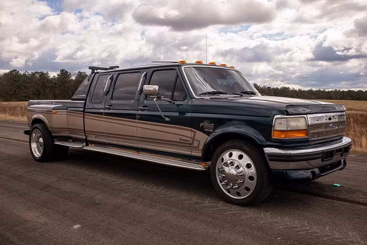 Ngay từ hình thái tiêu chuẩn, các mẫu xe bán tải Ford F-350 vốn đã cực lớn nhưng chiếc Centurion ở đây thậm chí còn lớn hơn thế bởi nó đã được độ bởi Centurion Vehicles với một khoang lái kéo dài, thùng xe gấp ra ngoài, vòm bánh xe loe rộng, một bình nhiên liệu phụ dung lượng 189 lít, và nhiều hơn nữa. Nói một cách ngắn gọn, chiếc xe này thừa sức là một “mái nhà di động” tạm thời.