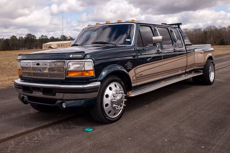Người Mỹ luôn ưa chuộng những chiếc bán tải to lớn và con quái vật Ford F-350 Centurion 1997 đang được chào bán trên trang Bring A Trailer này chắc hẳn là một trong những chiếc lớn nhất mà chúng ta từng thấy. Không thực sự bất ngờ khi nó đang cư trú tại Texas, một tiểu bang ưa chuộng những chiếc bán tải càng lớn càng tốt.