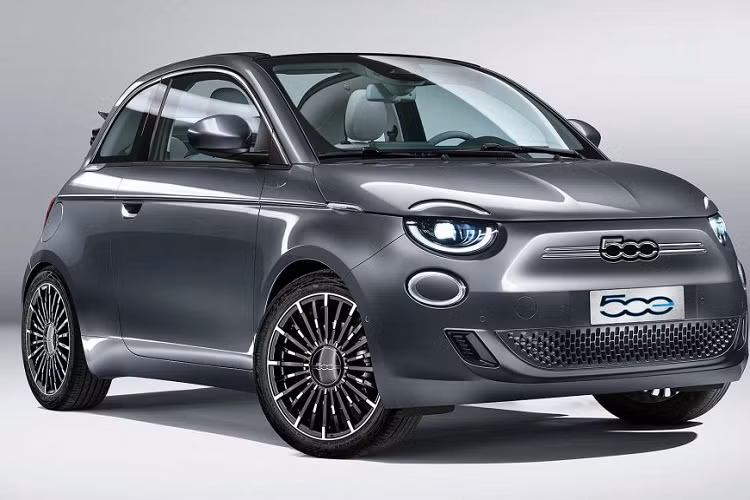 Theo công bố của Fiat, chiếc xe mở ra chương mới của Fiat 500 – 500e đã được hãng phát triển lại từ đầu và sẽ không thay thế dòng sản phẩm Fiat 500 2021 mới đang có mặt trên thị trường. Chiếc xe mới sẽ được sản xuất tại Turin trong khi những chiếc Fiat sử dụng động cơ đốt trong và động cơ hybrid vẫn sẽ được tiếp tục sản xuất tại Ba Lan.