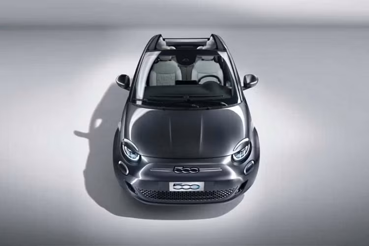 Ở mẫu xe điện Fiat 500e này, thiết kế vượt thời gian vẫn được giữ lại, tuy nhiên, một số thay đổi nhỏ được thực hiện để chiếc xe này hướng về tương lai hơn. Những thay đổi đáng chú ý trên mẫu xe này là thiết kế có phần trau chuốt và đơn giản hơn trước, trụ mui xe lớn hơn, đèn pha LED và cản trước với sự biến mất của lưới tản nhiệt. Logo Fiat phía trước cũng được lược bỏ, thay vào đó là logo 500 to bản.