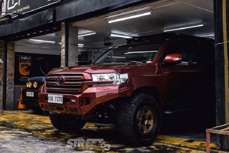 Mẫu xe Toyota Land Cruiser trong mắt nhiều người là một chiếc xe rất khỏe khoắn, nó có thể xử lý hầu hết các bề mặt địa hình một cách dễ dàng, nhưng đối với những vùng đất như Manila thì có lẽ Land Cruiser cần thêm một vài thứ.