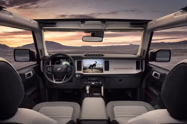 Hơn nữa, mẫu xe SUV VelociRaptor V8 Bronco cũng sẽ nhận được nâng cấp về mặt thẩm mỹ ngoại thất và nội thất. Nó sẽ mang nắp capô độ với cửa hút khí, bộ la-zăng bằng nhôm nâng cấp, một lưới tản nhiệt thiết kế riêng, các sọc màu trang trí độc đáo, huy hiệu Hennessey, và tấm cản va độ cả trước lẫn sau.