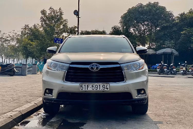 Tuy nhiên, tất cả các mẫu xe này đều thuộc dạng “hiếm có khó tìm” ở Việt Nam vì mức giá sau khi đưa về Việt Nam là rất cao. Giá xe Toyota Highlander Limited đời 2015 trong bài viết đang rao bán hơn 2,4 tỷ đồng.