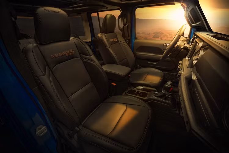 Nội thất của Wrangler Rubicon 392 không có khác biệt đáng kể so với bản Rubicon. Cabin chỉ được bổ sung một vài điểm nhấn như tên phiên bản thêu ở tựa lưng hàng ghế trước hay các đường chỉ trang trí màu vàng.