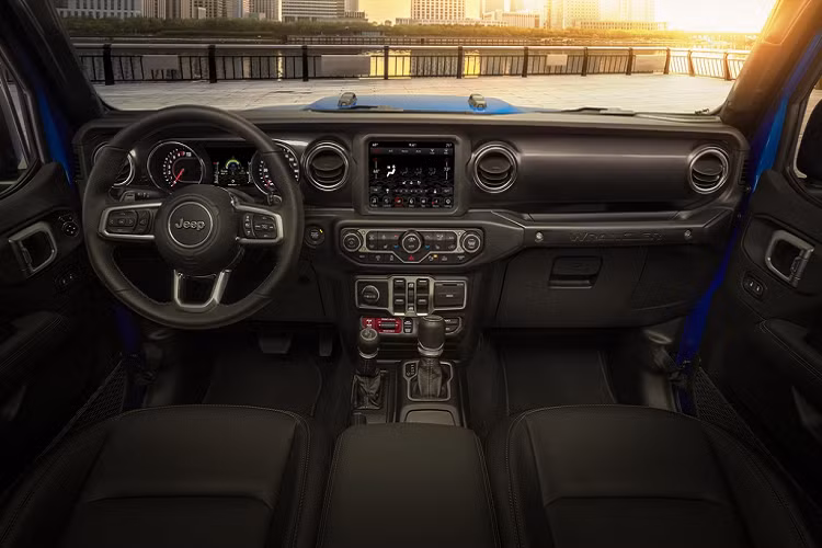 Rubicon 392 có đầy đủ các tính năng tiện nghi cao cấp nhất của Jeep Wrangler. Danh sách có thể kể đến hệ thống thông tin giải trí Uconnect, màn hình cảm ứng 8,4 inch, điều hòa tự động 2 vùng, kiểm soát hành trình thích ứng...