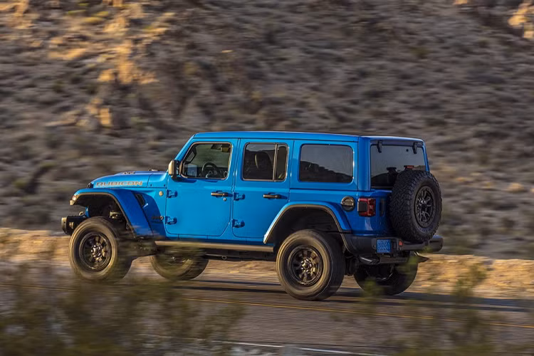 Chiếc SUV địa hình đắt đỏ nhất của Jeep được tinh chỉnh các thông số kích thước. Theo đó, phiên bản Wrangler V8 cao hơn model Wrangler tiêu chuẩn khoảng 50 mm, khoảng sáng gầm ở mức 261 mm và có khả năng lội nước lên đến 825 mm.