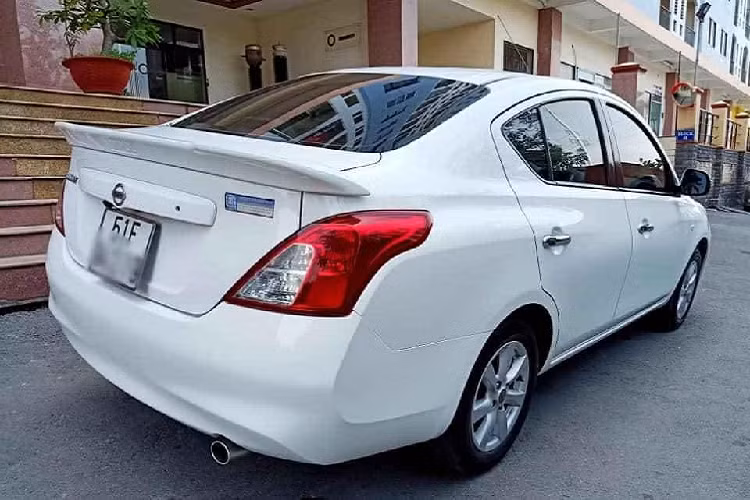 Mẫu xe sedan Nissan Sunny – cái tên được đặt trong chiến dịch đặt tên tại Tokyo năm 1966, là hình ảnh gắn với sự tươi trẻ, năng động cho mẫu xe. Sunny còn có các tên gọi khác như Almera , Latio (Malaysia, Australia…), Versa (Bắc Mỹ) và Sunny tại Việt Nam, Trung Quốc, Ấn Độ.