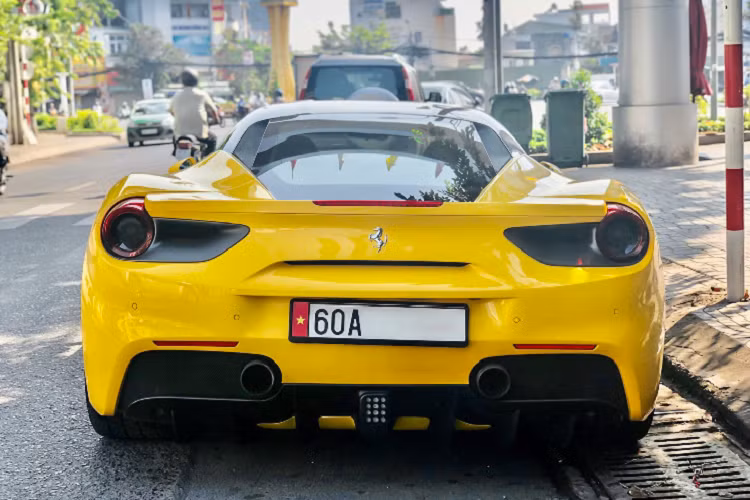 Về tổng thể, “đàn em” 458 Italia được đánh giá mang thiết góc cạnh hơn mẫu xe đàn anh nhưng vẫn giữ được những đường cong uốn lượn chạy dọc theo thân xe. Phần nóc xe được sơn đen tương phản với màu vàng Giallo Modena để tạo cái nhìn thể thao hơn cho phần ngoại thất.