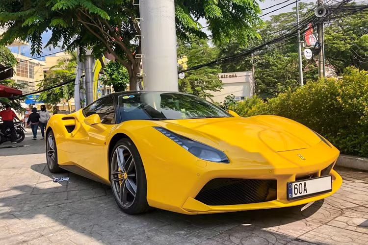 Cho đến nay, mẫu xe “đàn em” của chiếc Ferrari 458 Italia lừng lẫy một thời đang nắm vị trí dẫn đầu ở phân khúc siêu xe tại Việt Nam với không dưới 20 chiếc được đưa về, trong đó có 3 chiếc Ferrari 488 GTB mới thuộc phiên bản mui trần Spider.