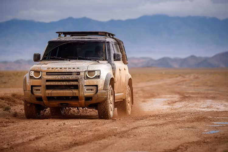 Với 2 modem LTE, Land Rover Defender có thể tự động tải xuống các bản cập nhật Software-Over-The-Air (SOTA) mà không bị gián đoạn trong khi phát nhạc hay kết nối với các ứng dụng khi đang di chuyển. 