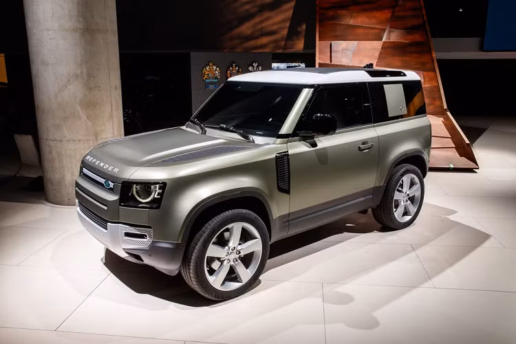Giá xe Land Rover Defender 2020 khởi điểm tại Mỹ là 49.900 USD cho bản động cơ 4 xy-lanh, 62.250 USD cho bản động cơ 6 xy-lanh. Bản đắt nhất là Defender X (Defender 110) với tùy chọn động cơ 6 xy-lanh thẳng hàng có giá 81.000 USD.