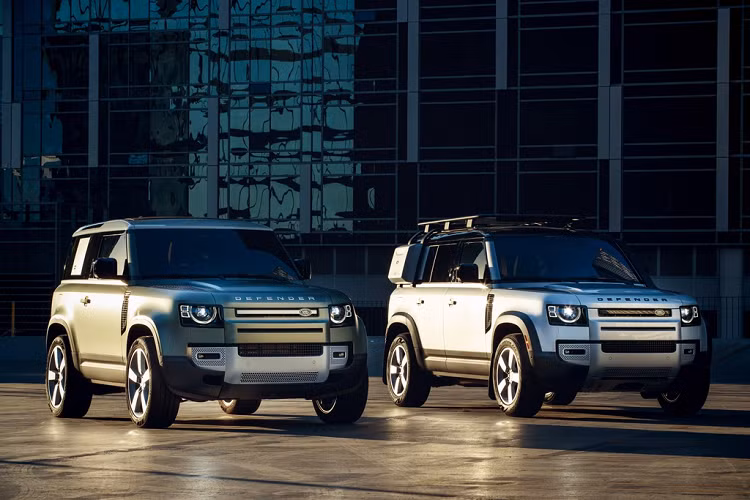 Defender 90 sử dụng động cơ tăng áp 3.0L 6 xy-lanh thẳng hàng, kết hợp với hệ thống lai nhẹ 48 volt, cho công suất 395 mã lực và mô-men xoắn 550 Nm. Xe tăng tốc 0-96 km/h trong 5,7 giây. 