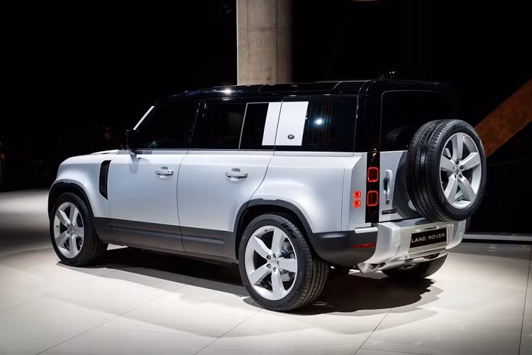 Về mặt kỹ thuật, Land Rover Defender 2020 được phát triển trên nền tảng unibody bằng nhôm thay cho khung thép, giảm đáng kể trọng lượng qua đó giảm mức tiêu hao nhiên liệu. Nhà sản xuất nhấn mạnh SUV mới vẫn đảm bảo khả năng off-road ấn tượng dù sử dụng khung nhôm. 