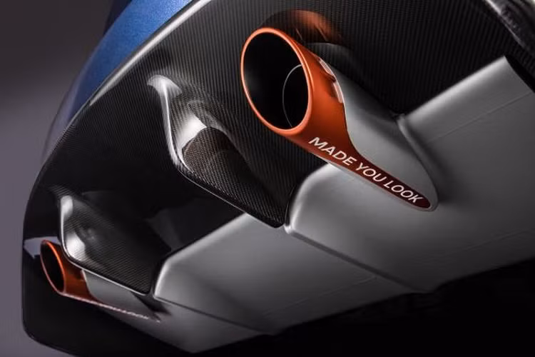 Về thiết kế, Aston Martin Callum Vanquish 25 trông vẫn giống Vanquish thông thường, chỉ là được thêm một vài điểm nhấn hiện đại mới như cản trước và lưới tản nhiệt sửa đổi, đèn pha LED mới, các hốc gió làm mát hệ thống phanh trước (thay thế đèn sương mù mắt ếch trên xe nguyên bản), khung chứa ống xả mỏng hơn để phù hợp với thiết kế của cản sau và cải thiện hơn nữa hiệu quả của bộ khuếch tán. Chưa hết, xe còn có đèn hậu LED hoàn toàn mới