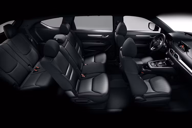 Xét trong cùng tầm giá, Mazda CX-8 Deluxe vượt trội với những trang bị nổi bật như: màn hình HUD hiển thị thông tin trên kính chắn gió, hệ thống đèn pha LED tích hợp tính năng an toàn tự động điều chỉnh góc chiếu, hệ thống điều khiển Mazda Connect, hỗ trợ kết nối Bluetooth, Apple Carplay, Android Auto, DVD.