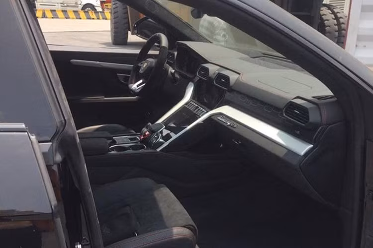 Cụm điều khiển của mẫu siêu SUV Lamborghini Urus cũng bao gồm nút khởi động và chế độ lựa chọn lái Anima của xe với 6 tính năng lái như Strada (đường phố), Sport (thể thao) và Corsa (đường đua) khá quen thuộc trên các siêu xe của hãng. Ngoài ra, 3 chế độ mới tinh là Sabbia (đường cát), Terra (việt dã) và Neve (tuyết)...