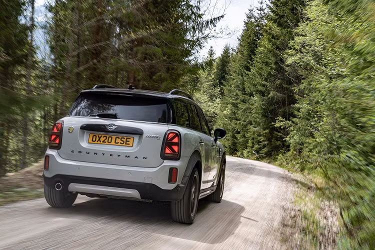 Cuối cùng, phiên bản plug-in hybrid Cooper SE Countryman ALL4 cũng quay trở lại danh sách sản phẩm. Xe cấu thành từ động cơ xăng 3 xi-lanh truyền động cho bánh trước, gắn kèm bộ mô-tơ điện cấp lực cho bánh sau. Theo đó, xe có sức mạnh hỗn hợp đạt đến 224 mã lực. Thiết lập này cho phép xe tăng tốc 0-96 km/giờ trong 6,5 giây với tốc độ tối đa 196 km/giờ.