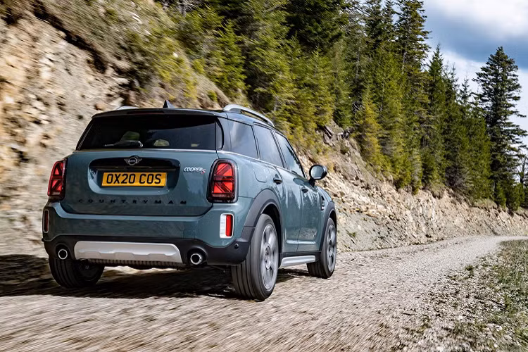 Nhìn chung, chiếc Mini Countryman thế hệ mới có bộ lưới tản nhiệt tái thiết kế kẹp giữa bộ đèn pha LED hiện đại hơn. Mẫu xe nâng cấp đời 2021 còn trang bị cản trước tạo hình mới, la-zăng đặc trưng hơn và đèn hậu LED Union Jack bắt mắt.