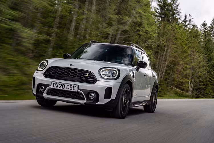 Các tùy chọn hộp số trước đây vẫn được giữ nguyên, riêng phần Cooper Countryman ALL4 giờ đây sẽ đi kèm hộp số Steptronic tám tốc độ. Dự kiến, giá xe Mini Countryman 2021 sẽ được công bố tại Mỹ vào mùa hè này và sẽ tiếp tục hé lộ thêm các thông tin, kế hoạch khi gần ngày vén màn.