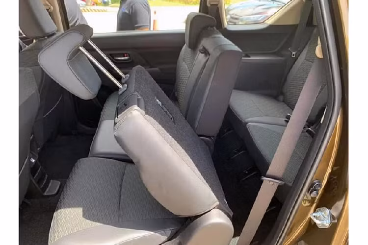Được định vị là một mẫu xe cao cấp và xếp trên Ertiga, do đó XL7 sẽ được Suzuki trang bị không gian nội thất tiện nghi và chỉn chu hơn đáng kể, tương tự XL6. Các trang bị tiêu chuẩn của xe có thể kể tới như màn hình giải trí cảm ứng, hệ thống điều hoà tự động 2 vùng độc lập, ghế da, các hệ thống hỗ trợ lái xe như Cruise Control, hệ thống kết nối điện thoại qua Android Auto và Apple CarPlay, hệ thống thông tin giải trí SmartPlay Studio mới và màn hình trung tâm 10 inch...