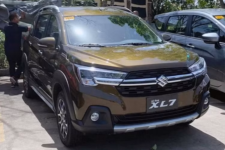 Đúng như tin đồn trước đó, Suzuki XL7 2020 mới sẽ được phân phối tới người dùng trong nước theo diện nhập khẩu chính hãng từ Indonesia. Xe thuộc phiên bản Beta với 6 tuỳ chọn về màu sơn ngoại thất, bao gồm màu trắng, đen, xám, khaki, cam và đỏ đậm. Đặc biệt, với mức giá 589 triệu đồng, XL7 2020 sẽ là đối thủ trực tiếp với mẫu MPV hàng hot Mitsubishi Xpander tại Việt Nam.