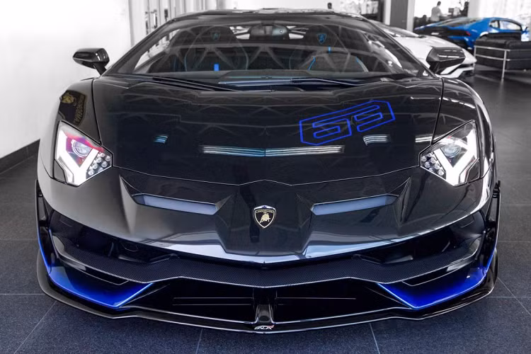 Về thiết kế tổng thể, Aventador SVJ 63 đặc biệt không có sự khác biệt so với nguyên mẫu SVJ. Có thể nói, đây là một phiên bản cực kì giới hạn được sản xuất nhằm mục đích kỉ niệm với một số chi tiết carbon bắt mắt. Đúng như tên gọi của nó, chỉ có đúng 63 chiếc xe phiên bản này được sản xuất và bán ra thị trường, điều này khiến mẫu xe trở nên cực đắt và khó để có thể sở hữu.