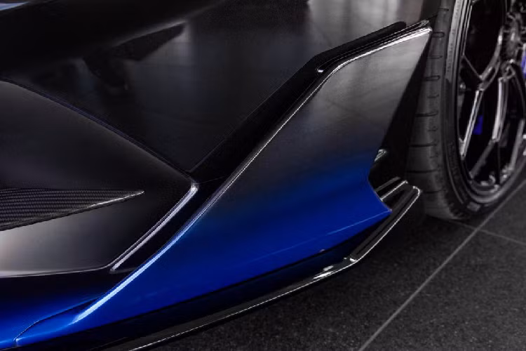 Với SVJ, sức mạnh không phải thứ quyết định giúp xe lập kỷ lục mới tại Nurburgring, hệ thống Khí động học chủ động (ALA) thế hệ thứ 2 cũng góp phần lớn vào kỷ lục này. ALA 2.0 có khả năng thay đổi lực khí động học, giúp tạo lực cản và giảm lực kéo của không khí tùy thuộc vào điều kiện vận hành. Hệ thống này bao gồm nhiều cửa gió được làm ẩn bên trong cánh gió trước và sau, có thể mở/đóng chỉ trong 0.5 giây.