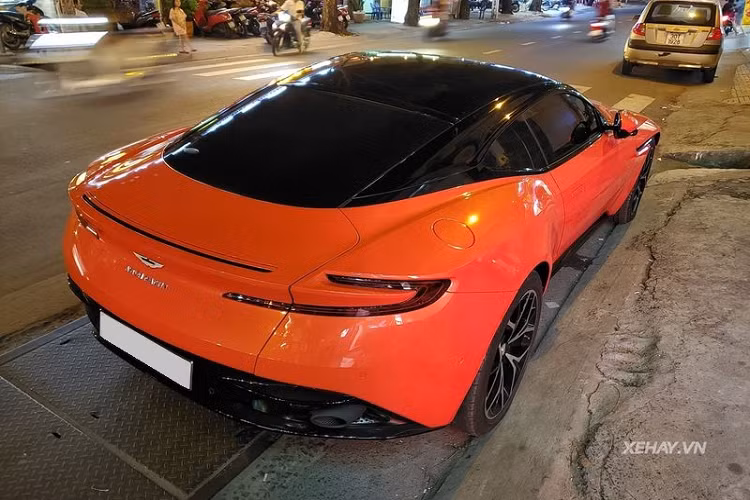 Chiếc trong bài sở hữu màu sơn cam Cosmos Orange nổi bật và rực rỡ nhất, đây là chiếc Aston Martin DB11 chính hãng sử diungj động cơ V8 thứ tư về nước (vào cuối tháng 4/2019). Xe thuộc sở hữu của một vị doanh nhân kín tiếng ở Hội An.